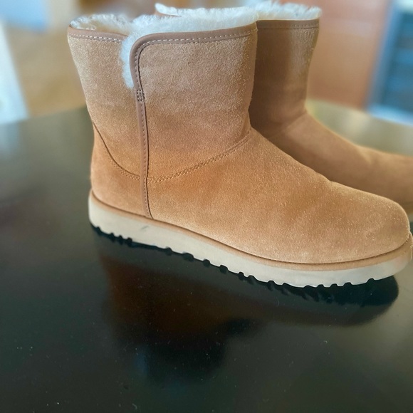 Ugg boots in chestnut! Warm and cozy, been worn twice. - Picture 6 of 7
